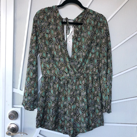 💖NWOT ILLA ILLA sleeved Romper. Bundle to save. - Picture 3 of 8